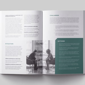 Op de afbeelding: Twee mensen zitten op stoelen tegenover elkaar en praten. Ze bevinden zich in een kamer met grote ramen. De tekst op de pagina luidt "Situatie", "Uitdagingen" en "Acties".