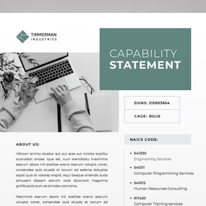 Peut inclure: Une image en noir et blanc de mains tapant sur un ordinateur portable. L'image fait partie d'une déclaration de capacité pour Timmerman Industries. La déclaration comprend les codes DUNS et CAGE de l'entreprise, ainsi qu'une liste de codes NAICS pour les services d'ingénierie, les services de programmation informatique, le conseil en ressources humaines et la formation informatique.