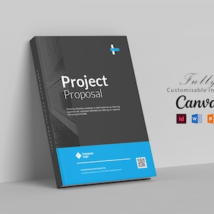 Op de afbeelding: Een projectvoorstel document sjabloon met een donkergrijs en felblauw kleurenschema. De omslag bevat de tekst Project Proposal, een bedrijfslogo-placeholder, een QR-code en de tekst Fully Customisable In: Canva, Id, W en P.