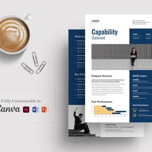 Può includere: Vista dall'alto di un documento commerciale intitolato "Capability Statement" con un design blu e bianco. Una tazza di caffè e delle graffette sono a sinistra. Il documento è completamente personalizzabile in Canva, Adobe InDesign, Word e PowerPoint.