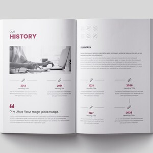 Puede incluir: Un libro abierto con el t&iacute;tulo "OUR HISTORY" en borgo&ntilde;a. La p&aacute;gina izquierda presenta una foto en blanco y negro de una persona trabajando en un port&aacute;til. Hay elementos de l&iacute;nea de tiempo.
