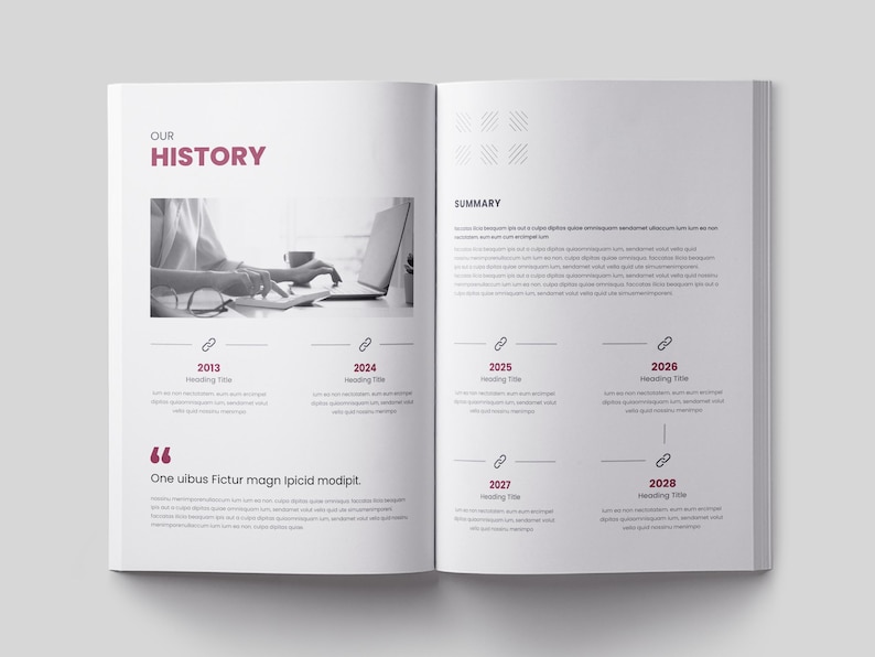 Puede incluir: Un libro abierto con el t&iacute;tulo "OUR HISTORY" en borgo&ntilde;a. La p&aacute;gina izquierda presenta una foto en blanco y negro de una persona trabajando en un port&aacute;til. Hay elementos de l&iacute;nea de tiempo.