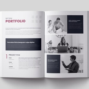 Puede incluir: Un libro abierto con la palabra "PORTFOLIO" en borgo&ntilde;a. Las p&aacute;ginas presentan texto, im&aacute;genes y un t&iacute;tulo de proyecto. Las im&aacute;genes muestran a personas trabajando con un port&aacute;til y documentos.