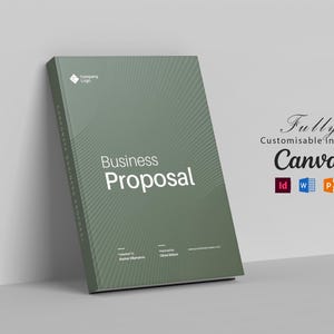 Op de afbeelding: Een saliegroene omslag voor een zakelijk voorstel met een subtiel radiaal lijnpatroon, witte tekst Business Proposal en tijdelijke aanduidingen voor bedrijfslogo, presentator en ontvanger, met iconen voor Canva, InDesign, Word en PowerPoint.