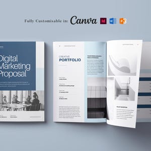 Op de afbeelding: Een mockup van een digitaal marketingvoorstel en een creatieve portfolio. De voorstelomslag is marineblauw met witte tekst en een foto van mensen in een vergadering. De portfolio is open en toont ontwerpelementen en tekst. De afbeelding bevat de tekst "Fully Customisable in: Canva".
