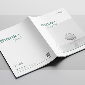 Op de afbeelding: Een wit boekje met de tekst "thank you" op de voorkant en "Case Study" op de achterkant. De achterkant heeft ook een zwart-wit afbeelding van een stoel.