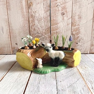 Maceta vintage Hornsea Fauna n.° 106; tronco kitsch de mediados de siglo con cordero y conejo.