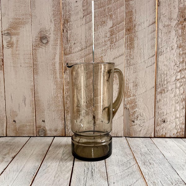 Jarra vintage de vidrio gris ahumado; jarra de agua moderna de mediados de siglo*