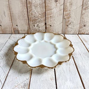 Vintage Anchor Hocking Eierplatte aus Milchglas; weiße Glasplatte aus der Mitte des 20. Jahrhunderts mit Goldrand
