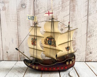 Lampada da tavolo vintage a forma di galeone Mayflower, stile nautico di metà secolo, realizzata in Olanda.