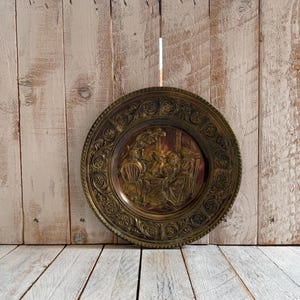 Placa de pared de cobre vintage; arte de pared de metal repujado con escena de taberna.