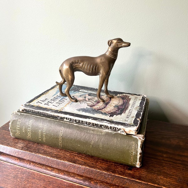 Statuette/figurine de chien/ornement de chien lévrier en laiton vintage faite à la main ; Statue Art déco, chien de chasse, ornement en laiton du milieu du siècle, art de chien