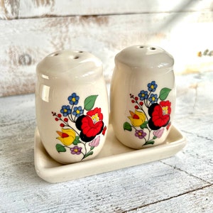 Vintage Retro Kitsch Salt & Pepper Shakers; Kitsch Decorations, Retro Table Decor, Retro Decor, Floral Salt and Pepper Pots, Gift for Her