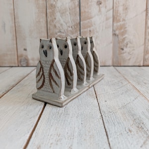 Studio Pottery Eule Servietten-/ Briefhalter; Handgemachter Serviettenhalter aus Steingut, rustikale Schreibtischdekoration, Walddekor, Organisation zu Hause