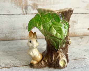 Eastgate Pottery Posy Vase mit Hase und Baum; Retro 1960er Jahre Keramik Figur, Knick Knack, Kitsch Decor, Vintage Kitsch Sammler Vase