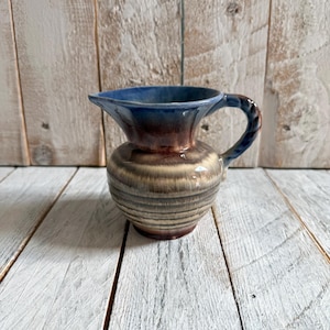 Mini brocca vintage in ceramica della Germania Ovest; piccola brocca con smalto a goccia blu e marrone.