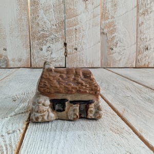 Tremar Pottery Cottage Figur: Handgefertigtes Cornish Steingut Sammlerstück