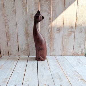 Vintage-Style Wood Siamese Cat Figurine: Mid-Century Modern Decor