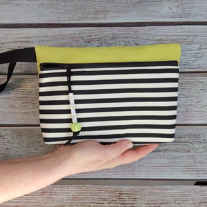 Bolso de mano para teléfono, Bolso de mano de tela hecho a mano, Bolso pequeño a rayas en blanco y negro, Monedero verde lima y negro, Bolso de mano vegano