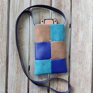 Bolso bandolera de tela azul para teléfono, Bolso bandolera de tela y polipiel, Bolso patchwork de cuadros, Bolso para teléfono marrón y azul, Bolso bandolera