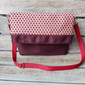 Umhängetasche, Mittelgroße weinrote Umhängetasche, Rote Umhängetasche mit geometrischem Druck, Stoff-Falttasche, Weiche rote Handtasche