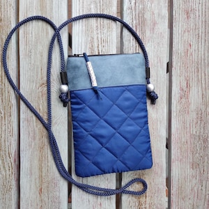 Piccola borsa a tracolla imbottita, Borsa per telefono in tessuto blu, Borsa trapuntata blu navy, Borsa a tracolla per telefono con tracolla in corda, Borsa per telefono con cerniera