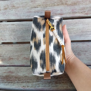 Borsa per cosmetici con stampa animale, borsa da toilette con stampa leopardata, piccola borsa per il trucco in tela fatta a mano, borsa per il trucco con cerniera, borsa da toilette multiuso