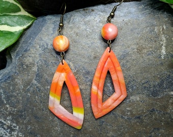 Boucles d'oreilles pendantes "Aril" Orange Jaune Bronze translucide lumière UV
