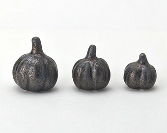 Set de 3 mini calabazas de cerámica hechas a mano. Un bonito regalo y decoración de Halloween únicos. Espeluznante esmalte metálico negro/dorado. Cerámica de lotes pequeños.