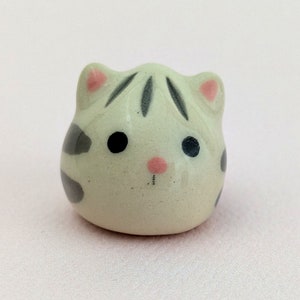 Lindo dumpling de cerámica con forma de gato hecho a mano. Un divertido dumpling de sopa con forma de gatito. Un dumpling de mascota. Un regalo gastronómico único. Cerámica de lotes pequeños. Cerámica pintada a mano.