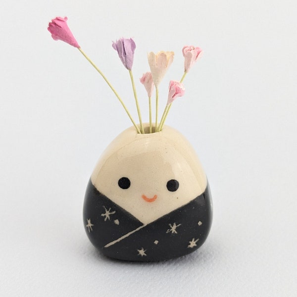 Lindo jarrón de cerámica para onigiri hecho a mano. Jarrón con forma de bola de arroz. Adorable musubi con flores de papel. Cerámica de lotes pequeños. Cerámica pintada a mano.