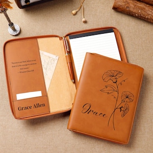 Peut inclure: Porte-documents en cuir marron clair ouvert, avec bloc-notes, stylo et motif floral. Le porte-documents est personnalisé avec le nom "Grace" et la citation "Le succès n'est pas définitif, l'échec n'est pas fatal : c'est le courage de continuer qui compte."