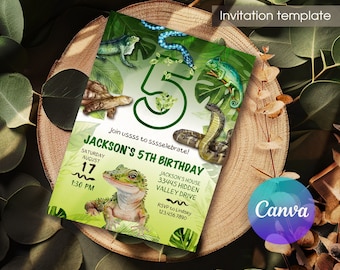 Pode incluir: Um convite de aniversário de tema selva verde com um grande número 5 verde, uma cobra, um lagarto e uma tartaruga. O texto diz "Jackson's 5th Birthday" e inclui a data, a hora e o local da festa.
