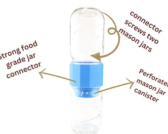 Puede incluir: Un conector de plástico azul para unir dos tarros de cristal. El conector tiene un diseño de tornillo y se utiliza para crear un sistema de doble tarro. El tarro inferior es un tarro de cristal perforado.