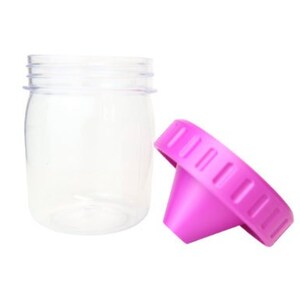 Op de afbeelding: Een glazen pot met een roze deksel en een trechtervormige tuit. De pot is leeg en het deksel is eraf.