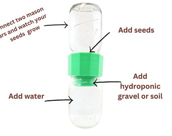 Op de afbeelding: Twee doorzichtige glazen potten verbonden met een groene plastic connector. De bovenste pot heeft water en de onderste pot heeft water en een laag aarde of grind. De tekst 'connect two mason jars and watch your seeds grow' staat aan de linkerkant van de afbeelding. De tekst 'Add seeds' staat aan de rechterkant van de afbeelding. De tekst 'Add water' staat aan de linkerkant van de afbeelding. De tekst 'Add hydroponic gravel or soil' staat aan de rechterkant van de afbeelding.