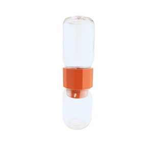 Könnte beinhalten: Eine klare Glasflasche mit einem leuchtend orangenen Deckel. Die Flasche ist leer und hat eine runde Form.