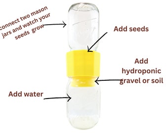 Op de afbeelding: Twee heldere glazen potten verbonden met een gele plastic ring. De bovenste pot heeft water erin, en de onderste pot heeft een laag wit grind en zaden. De tekst "connect two mason jars and watch your seeds grow" is in bruin op een witte achtergrond geschreven.