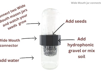 Pode incluir: Um frasco de vidro transparente com um conector preto na parte superior. O conector tem uma tela de malha no interior. O frasco está cheio de água e uma pequena quantidade de cascalho. O texto "Adicionar sementes" está escrito acima do frasco, e o texto "Adicionar cascalho hidropônico ou misturar terra" está escrito abaixo do frasco.