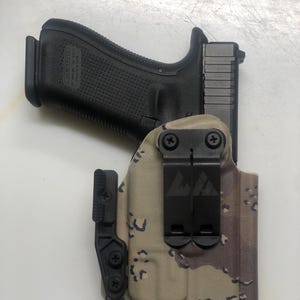 Glock 17/22 IWB Holster - Optic Cut - Flashlight Compatible - Adjustable Retention - Kydex Construction - Metal Clips