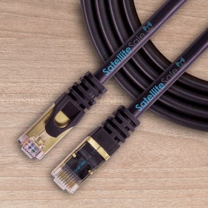 Może przedstawiać: Dwa czarne kable Ethernet ze złotymi złączami. Kable są oznaczone "Satellite Sale".