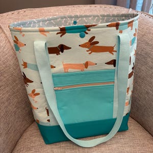 Bolso de mano con divertido perro salchicha y múltiples bolsillos