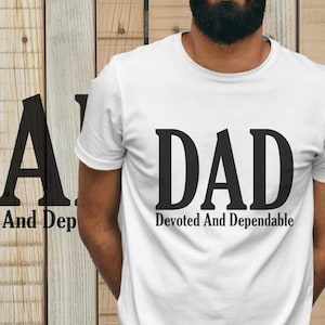 Peut inclure: Un t-shirt blanc à manches courtes avec le texte noir DAD en grande police serif, accompagné des mots Devoted And Dependable imprimés en plus petite police serif juste en dessous du texte principal sur le devant du vêtement.