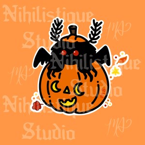 Può includere: Illustrazione di un cartone animato di una zucca di Halloween con una creatura nera sopra, con occhi rossi e ali. La zucca ha una faccia intagliata con una bocca sorridente e occhi a mezzaluna. Lo sfondo è arancione con il testo "Nihilistique Studio".