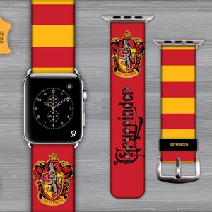Puede incluir: Una banda de reloj Apple roja y dorada con un escudo de Gryffindor y las palabras "Gryffindor" impresas en ella. La banda está hecha de cuero genuino.