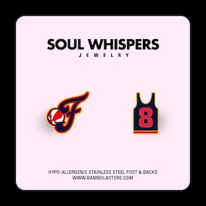 Puede incluir: Pendientes con una pelota de baloncesto y la letra "F", y una camiseta de baloncesto con el número "8". Los pendientes son de color azul marino, rojo y blanco. El texto "SOUL WHISPERS JEWELRY" está en la parte superior.