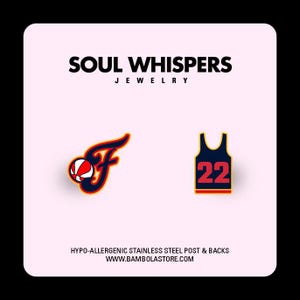 Puede incluir: Pendientes con una pelota de baloncesto y la letra "F", y una camiseta de baloncesto con el número "22". Los pendientes son rojos, blancos, azules y dorados. El texto "SOUL WHISPERS JEWELRY" está en la parte superior.