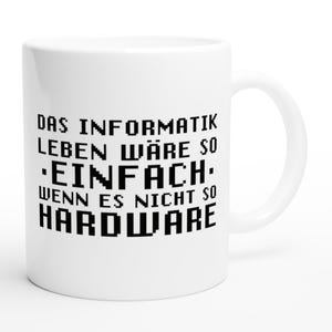 Könnte beinhalten: Weiße Keramiktasse mit schwarzem Text, der "Das Informatik Leben wäre so -Einfach- Wenn es nicht so Hardware" lautet.