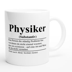 Könnte beinhalten: Weiße Keramiktasse mit einem schwarzen Design, das das Wort "Physiker" als Nomen definiert, was "eine Person, die ständig Probleme löst, von denen man nicht einmal wusste, dass sie existieren, auf eine Art und Weise, die man nicht versteht." bedeutet. Der Text enthält auch "Siehe auch: Held, Vorbild, Genie."