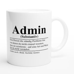 Könnte beinhalten: Weiße Keramiktasse mit einem schwarz-weißen Design, auf dem "Admin (Substantiv)" steht und eine Definition des Wortes. Die Definition lautet: "Eine Person, die ständig Probleme löst, von denen du nicht einmal wusstest, dass sie existieren - auf eine Art und Weise, die du nicht verstehst. Siehe auch: Held, Vorbild, Genie."